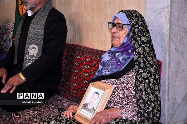 دیدار خدام حرم رضوی با خانواده  شهید ابراهیم صادقی درنهبندان