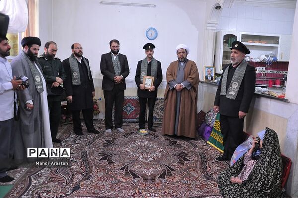 دیدار خدام حرم رضوی با خانواده  شهید ابراهیم صادقی درنهبندان