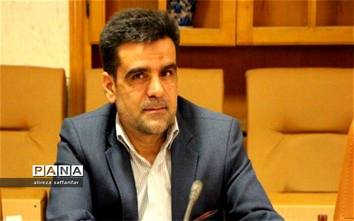مدیر آموزش و پرورش اردستان: دریافت وجه  از دانش آموزان هنگام ثبت نام تخلف است