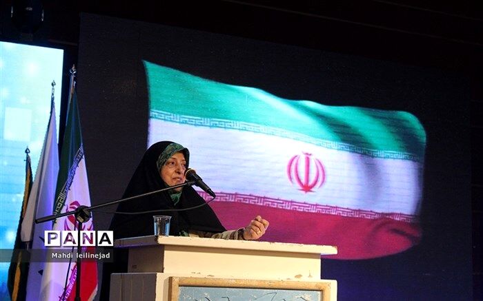 معاون رییس جمهور در امور زنان و خانواده خبر داد: از طراحان و هنرمندان و صاحبان سبک لباس و پوشاک دعوت می‌کنیم تا در این عرصه به کشور کمک کنند