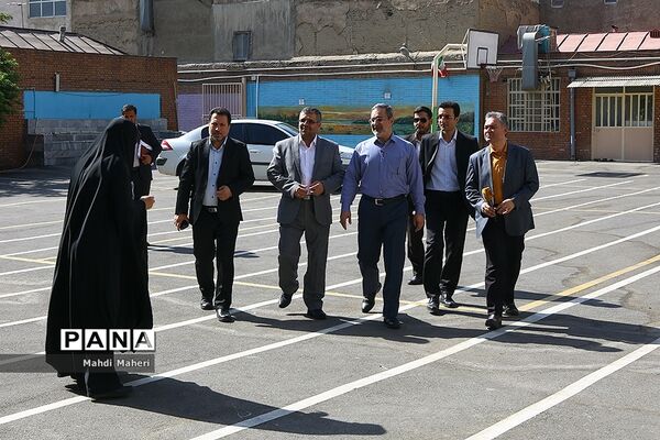 بازدید سرزده وزیر آموزش و پرورش از روند ثبت نام مدارس