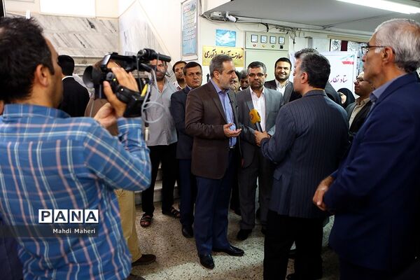 بازدید سرزده وزیر آموزش و پرورش از روند ثبت نام مدارس