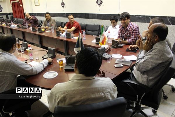 جلسه نقد و بررسی کتاب «فاخته های اردیبهشت»