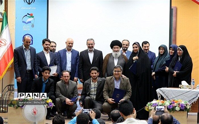 کسب رتبه اول مقاله نویسی در چهاردهمین جشنواره علمی-پژوهشی فرهنگیان بسیجی توسط معلمان کرمانی