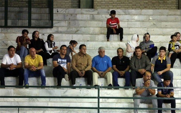 پای خانواده‌ها به سالن مسابقات کشتی باز شد