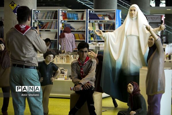 بازدید دانش آموزان پیشتاز پسر هشتمین اردوی ملی از باغ کتاب