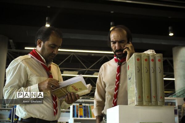 بازدید دانش آموزان پیشتاز پسر هشتمین اردوی ملی از باغ کتاب