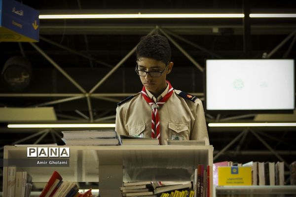 بازدید دانش آموزان پیشتاز پسر هشتمین اردوی ملی از باغ کتاب