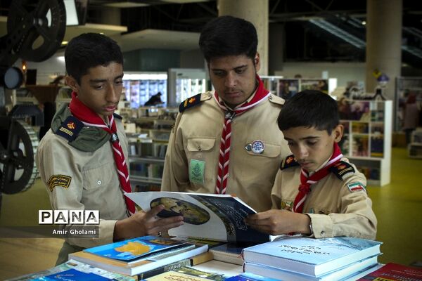 بازدید دانش آموزان پیشتاز پسر هشتمین اردوی ملی از باغ کتاب