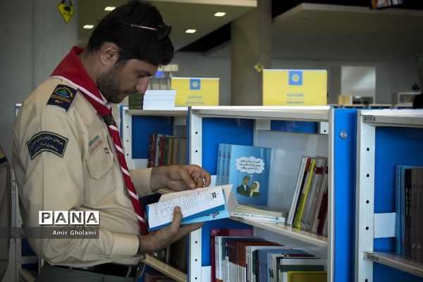 بازدید دانش آموزان پیشتاز پسر هشتمین اردوی ملی از باغ کتاب