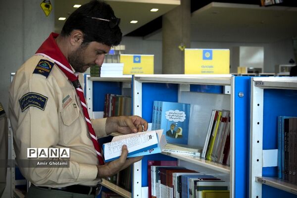 بازدید دانش آموزان پیشتاز پسر هشتمین اردوی ملی از باغ کتاب