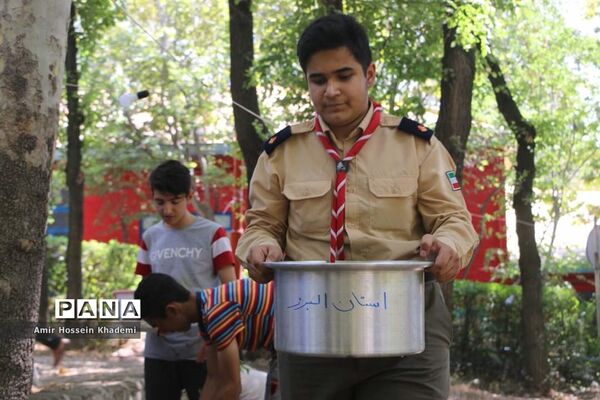 طبخ غذا توسط دانش آموزان البرزی در هشتمین اردوی ملی  پیشتازان کشور
