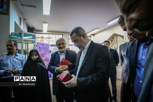 بازدید وزیر آموزش و پرورش از دبیرستان دخترانه متوسطه حضرت ولی عصر(مجری طرح ایران مهارت)