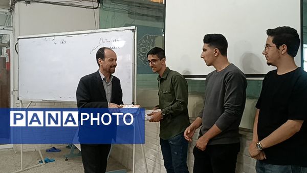 جلسه تبادل تجربه با رتبه ۵ کنکور در دبیرستان شاهد ابوذر غفاری 