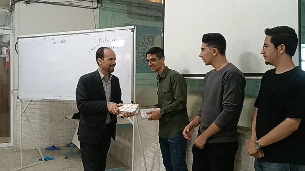 جلسه تبادل تجربه با رتبه ۵ کنکور در دبیرستان شاهد ابوذر غفاری 
