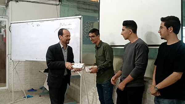 جلسه تبادل تجربه با رتبه ۵ کنکور در دبیرستان شاهد ابوذر غفاری 