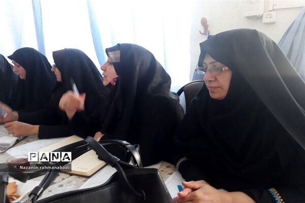 نشست هم اندیشی مدرسین برای اجرای اردوی آمادگی پیشتازان دختر در کرمانشاه