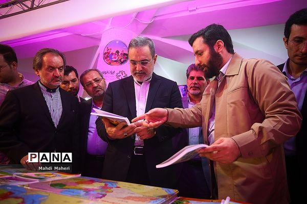 افتتاح ششمین نمایشگاه ایران نوشت