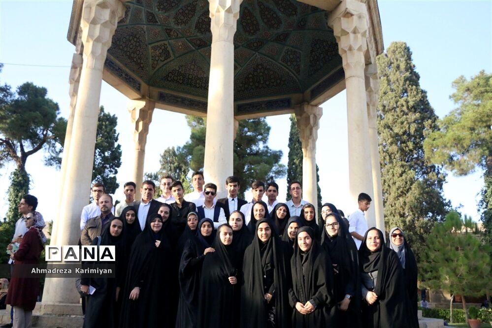 بازدید نمایندگان مجلس دانش آموزی از شاهچراغ و حافظیه