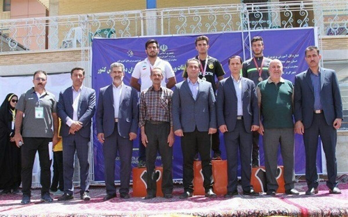 دانش‌آموز مهدی عنایتی صاحب گردن آویز نقره شد