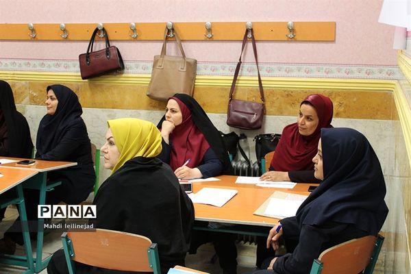 برگزاری جلسه تقویت حرفه ای  معلمان دوره اول ابتدایی استان البرز در مدرسه نرجس کرج