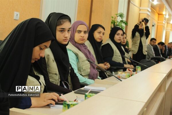 آیین تجلیل از دانش‌آموزان خبرنگار پانا در محمودآباد