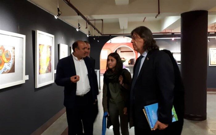 بازدید رئیس مرکز نمایشگاه های فدراسیون بین المللی هنر عکاسی ترکیه از نمایشگاه هنرهای دستی و تجسمی دانش آموزان
