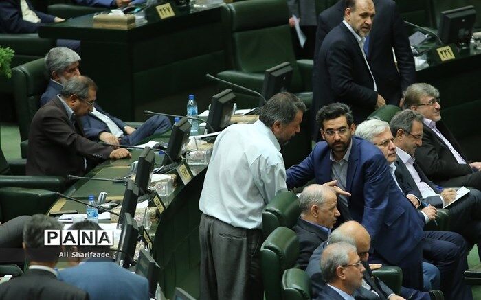 فحاشی و درگیری شدید بین موافق و مخالف استیضاح ربیعی