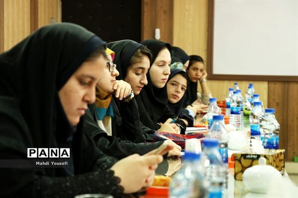 نشست صمیمی خبرنگاران پانا با مدیر کل آموزش و پرورش آذربایجان شرقی به مناسبت روز خبرنگار