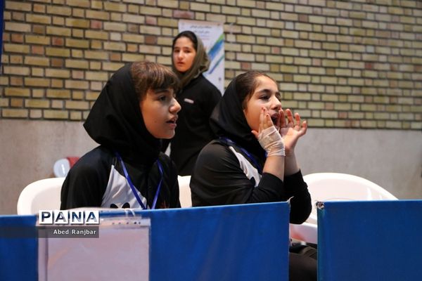 رقابت دانش‌آموزان در رشته تنیس‌روی‌میز در مسابقات دانش‌آموزی مقطع ابتدایی