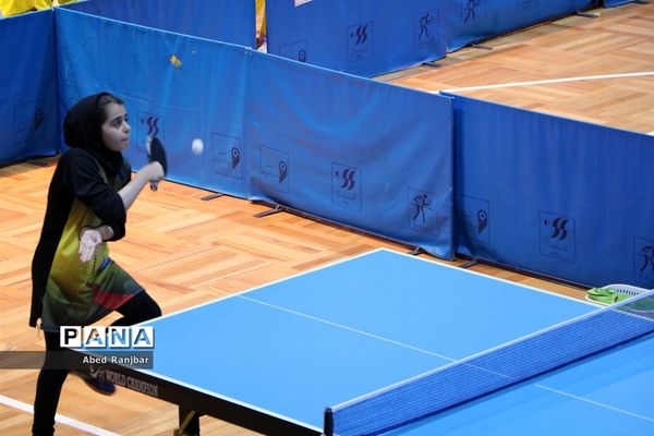 رقابت دانش‌آموزان در رشته تنیس‌روی‌میز در مسابقات دانش‌آموزی مقطع ابتدایی