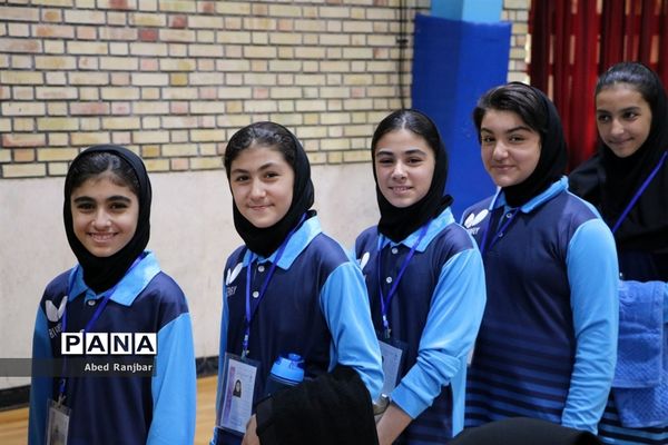 رقابت دانش‌آموزان در رشته تنیس‌روی‌میز در مسابقات دانش‌آموزی مقطع ابتدایی