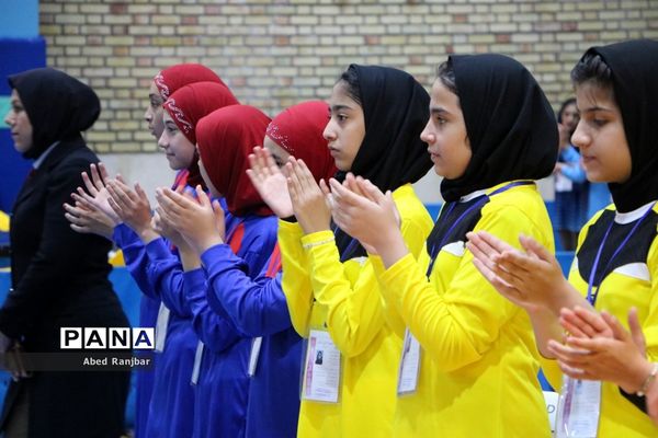 رقابت دانش‌آموزان در رشته تنیس‌روی‌میز در مسابقات دانش‌آموزی مقطع ابتدایی