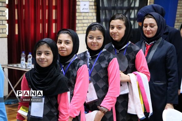 رقابت دانش‌آموزان در رشته تنیس‌روی‌میز در مسابقات دانش‌آموزی مقطع ابتدایی