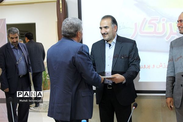 نشست خبری مدیرکل آموزش و پرورش البرز همراه با تقدیر از اصحاب رسانه استان