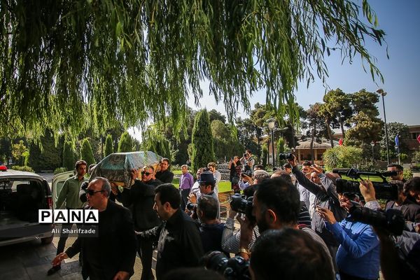 مراسم تشییع پیکر عزت‌الله انتظامی