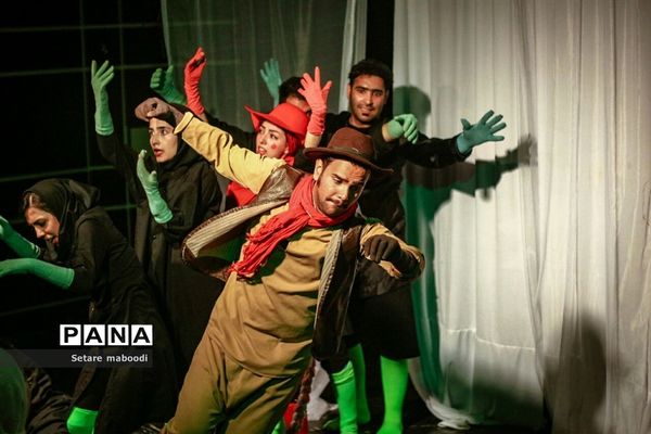 تئاتر از «اسب تا سیب»