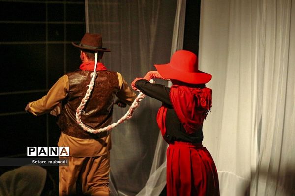 تئاتر از «اسب تا سیب»