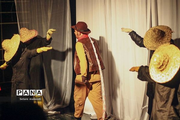 تئاتر از «اسب تا سیب»