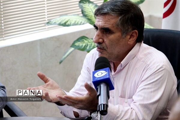 تجلیل از خبرنگاران توسط رئیس آموزش و پرورش کیش