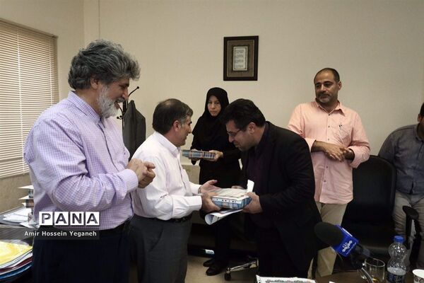 تجلیل از خبرنگاران توسط رئیس آموزش و پرورش کیش