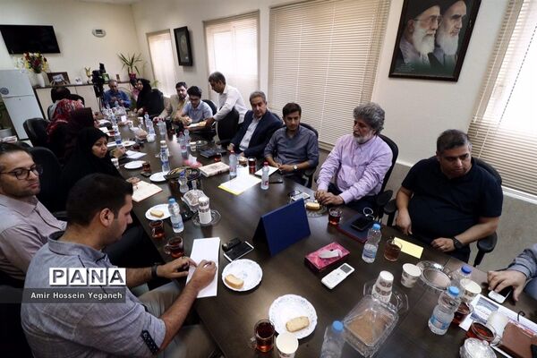 تجلیل از خبرنگاران توسط رئیس آموزش و پرورش کیش