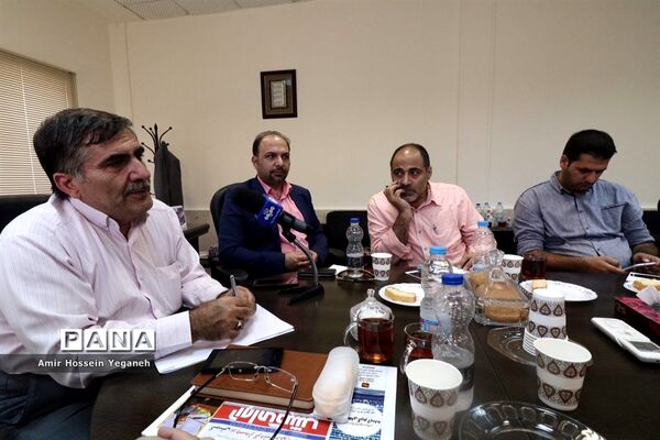 تجلیل از خبرنگاران توسط رئیس آموزش و پرورش کیش