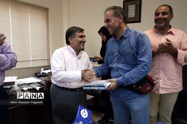 تجلیل از خبرنگاران توسط رئیس آموزش و پرورش کیش