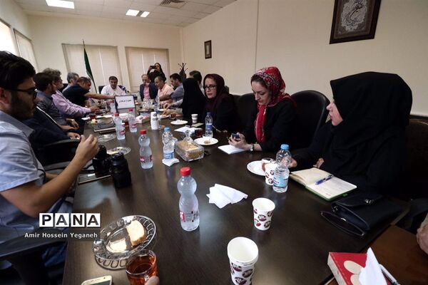 تجلیل از خبرنگاران توسط رئیس آموزش و پرورش کیش