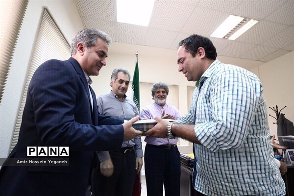 تجلیل از خبرنگاران توسط رئیس آموزش و پرورش کیش