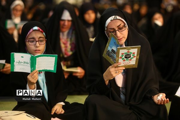 دعای عرفه در مصلی امام خمینی