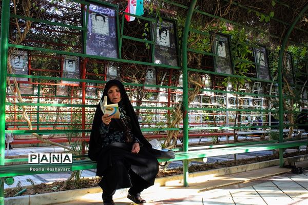 دور از عرفات، در جوار شهدا