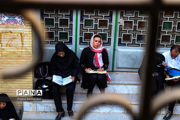 دور از عرفات، در جوار شهدا