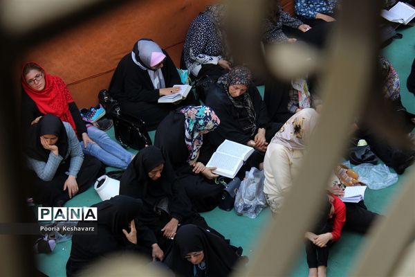 دور از عرفات، در جوار شهدا